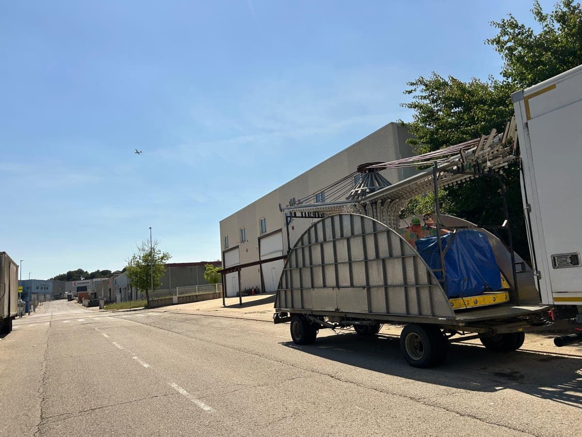 BABI VOLADOR CON RUTA Y CAMION CON DE PLATAFORMA