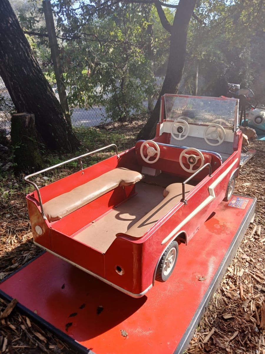 Manège "Voiture de Pompier Autopède" – 6 places – Design vintage